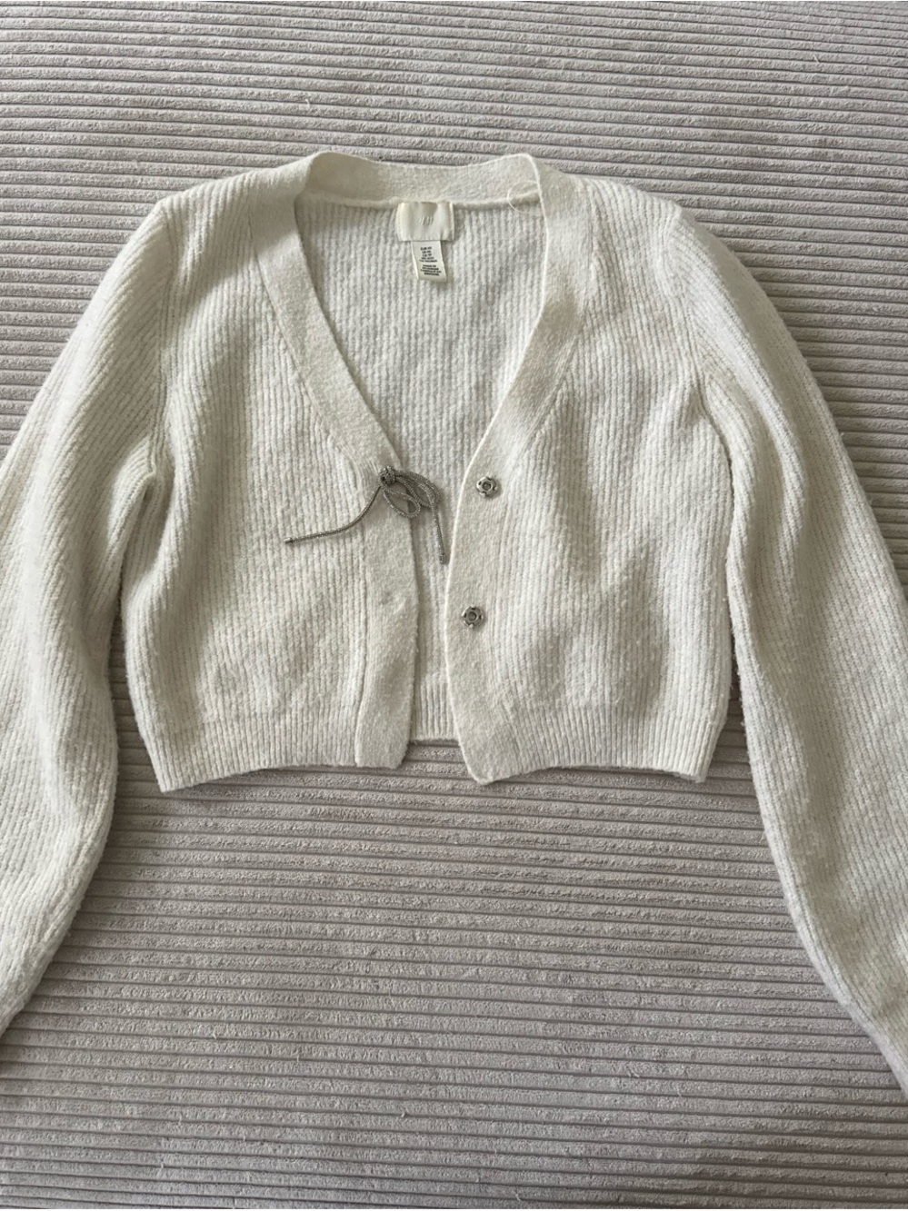 H&M Cropped V‑Neck Cardigan Sweater in Cream